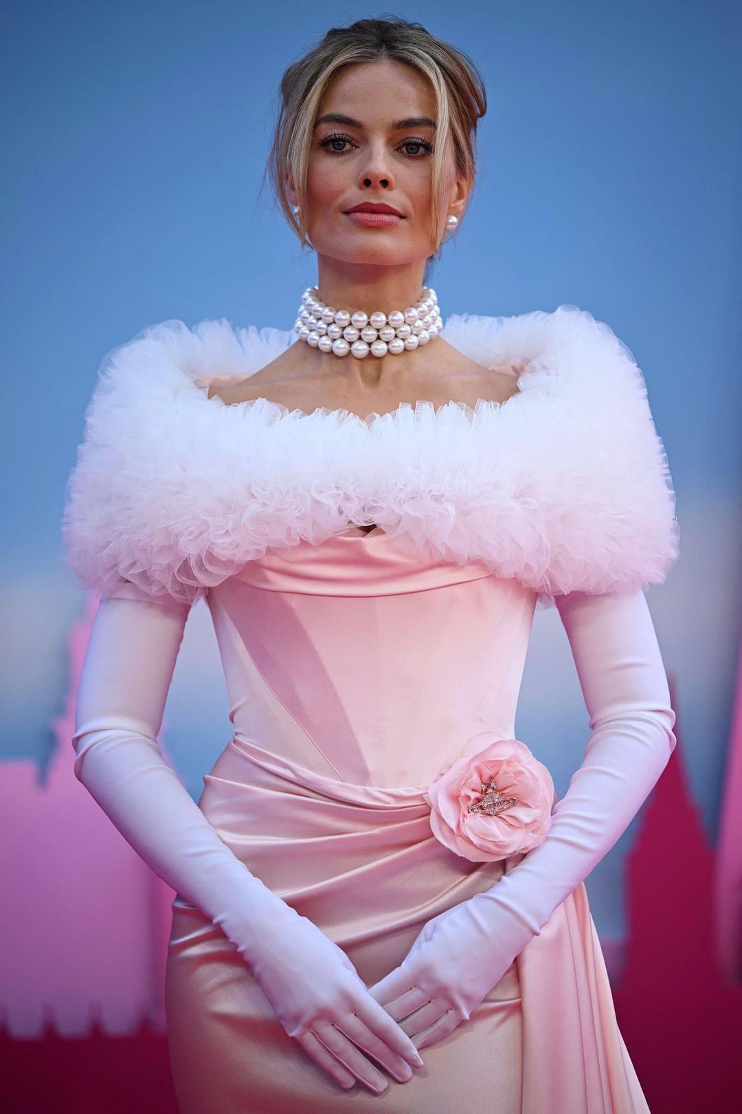 Margot Robbie looking absolutely unreal tonight at the barbie London ...