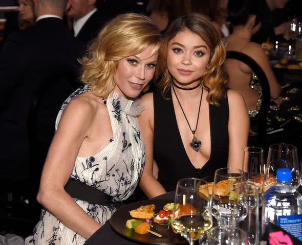 <p>Kevin Mazur/WireImage</p> Julie Bowen and Sarah Hyland in 2016