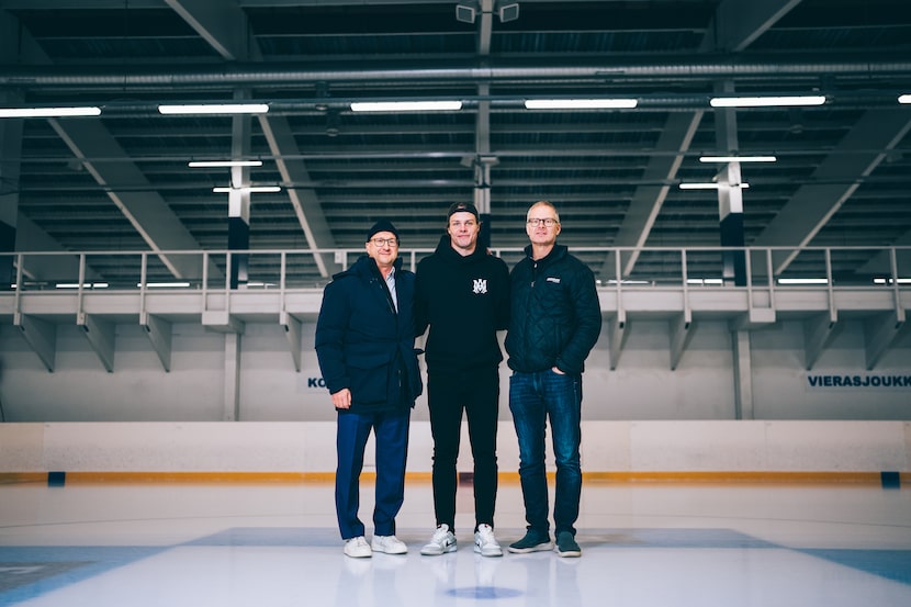 Dallas Stars defenseman Miro Heiskanen poses with his agents Mika Backman (left) and Juha...