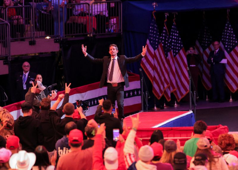 © Reuters. Comedian Tony Hinchcliffe walks on stage during a rally for Republican presidential nominee and former U.S. President Donald Trump at Madison Square Garden, in New York, U.S., October 27, 2024. REUTERS/Andrew Kelly/File Photo