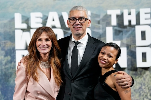 Julia Roberts, left, director Sam Esmail and Myha'la Herrold