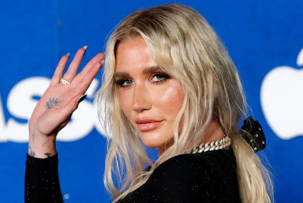 Kesha waving at the camera